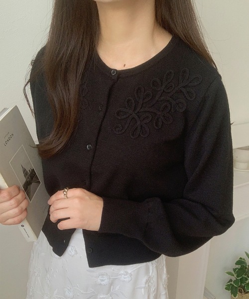 LAUIR（ラウアー）の「コード刺繍ニットカーディガン（カーディガン/ボレロ・レディース・チャコールグレー/アイボリー/ブラック・LARGE/MEDIUM）」の2枚目の写真
