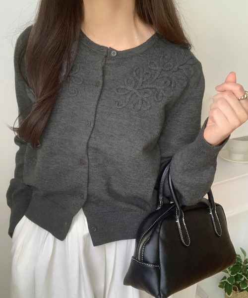 LAUIR（ラウアー）の「コード刺繍ニットカーディガン（カーディガン/ボレロ・レディース・チャコールグレー/アイボリー/ブラック・LARGE/MEDIUM）」の10枚目の写真