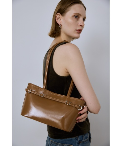 un/neu（アンノイ）の「ナローベルトスクエアボストン（ボストンバッグ・レディース・ブラック/キャメル/レッド/ブルー・FREE）」の2枚目の写真