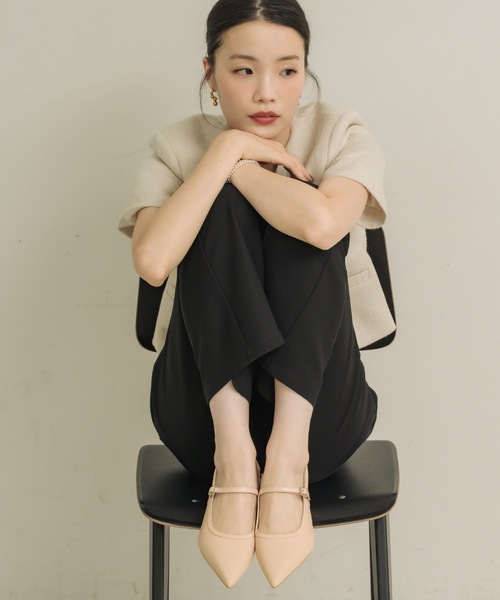 NEUNA(ヌナ)の「エナメルパイピングミュール(パンプス・レディース・ブラック/ベージュ・25/24/23)」の2枚目の写真