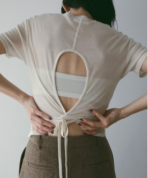 anuke（アンヌーク）の「Sheerrib Backopen T-shirts（Tシャツ/カットソー・レディース・ブラック/アイボリー・FREE）」の2枚目の写真