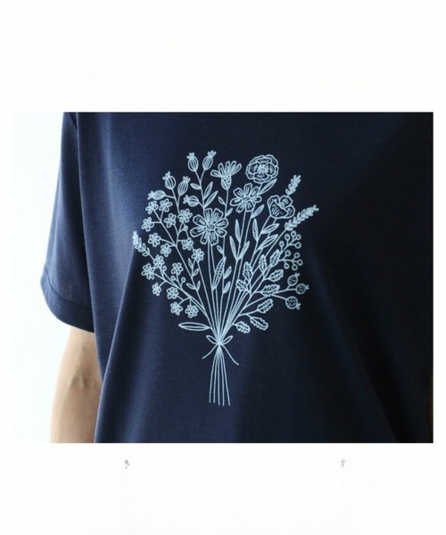 sanpo kuschel（サンポクシェル）の「北欧の香漂う花束トップス（Tシャツ/カットソー・レディース・ネイビー・FREE）」の3枚目の写真