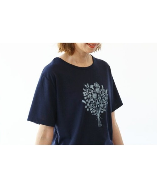 sanpo kuschel（サンポクシェル）の「北欧の香漂う花束トップス（Tシャツ/カットソー・レディース・ネイビー・FREE）」の6枚目の写真