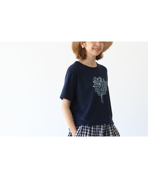sanpo kuschel（サンポクシェル）の「北欧の香漂う花束トップス（Tシャツ/カットソー・レディース・ネイビー・FREE）」の7枚目の写真