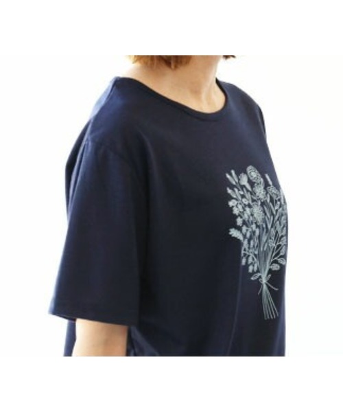 sanpo kuschel（サンポクシェル）の「北欧の香漂う花束トップス（Tシャツ/カットソー・レディース・ネイビー・FREE）」の17枚目の写真
