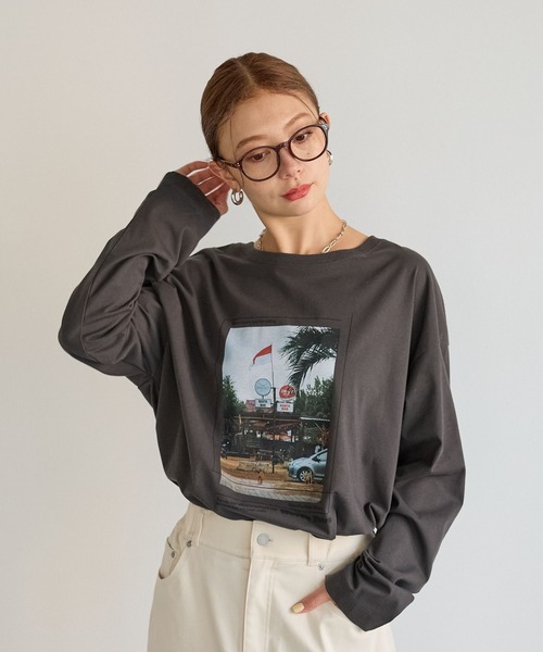 BAYFLOW(ベイフロー)の「フォトプリントワイドロングスリーブT(Tシャツ/カットソー・レディース・チャコール/アイボリー/ボルドー・FREE)」の2枚目の写真