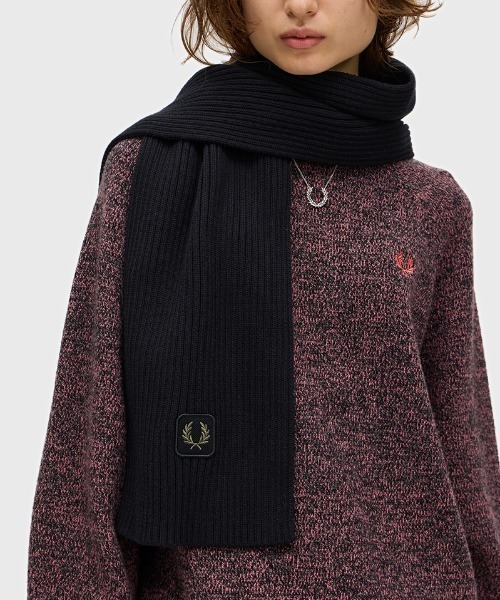 FRED PERRY(フレッドペリー)の「Cotton Ribbed Scarf/コットンリブマフラー(マフラー・メンズ・ブラック/カーキ・ONE SIZE)」の2枚目の写真