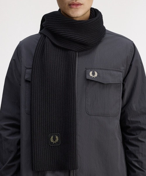 FRED PERRY(フレッドペリー)の「Cotton Ribbed Scarf/コットンリブマフラー(マフラー・メンズ・ブラック/カーキ・ONE SIZE)」の4枚目の写真