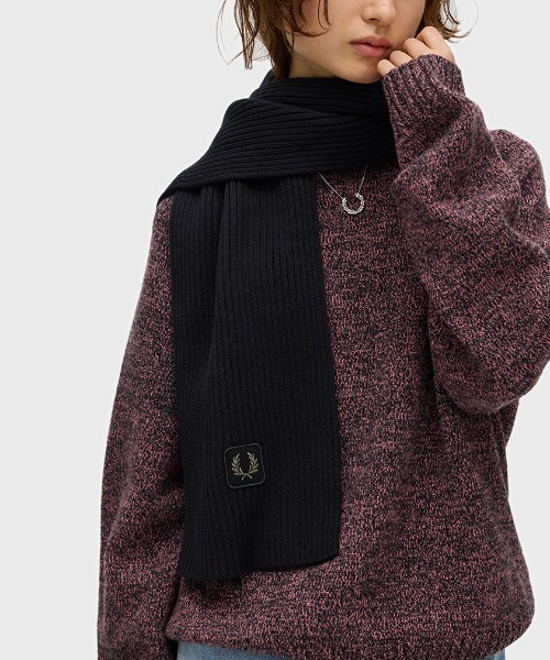 FRED PERRY(フレッドペリー)の「Cotton Ribbed Scarf/コットンリブマフラー(マフラー・メンズ・ブラック/カーキ・ONE SIZE)」の3枚目の写真