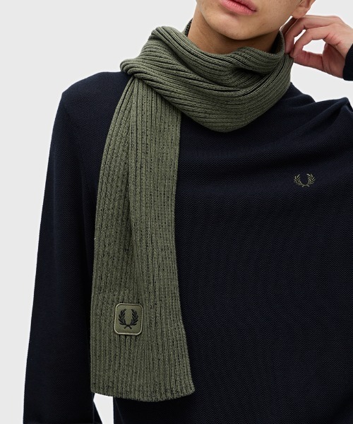 FRED PERRY(フレッドペリー)の「Cotton Ribbed Scarf/コットンリブマフラー(マフラー・メンズ・ブラック/カーキ・ONE SIZE)」の8枚目の写真