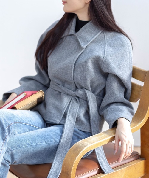 STAY MOTION（ステイモーション）の「【WEB限定】ウエストベルト付きショート丈コート［韓国ファッション カジュアル］（ステンカラーコート・レディース・ブラック/グレー・F）」の7枚目の写真