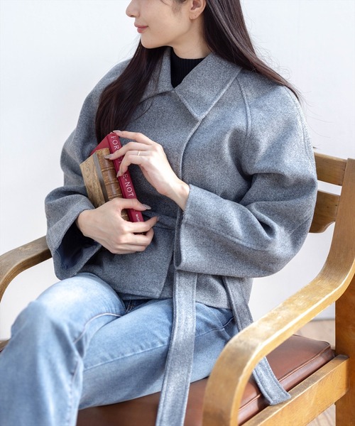 STAY MOTION（ステイモーション）の「【WEB限定】ウエストベルト付きショート丈コート［韓国ファッション カジュアル］（ステンカラーコート・レディース・ブラック/グレー・F）」の8枚目の写真