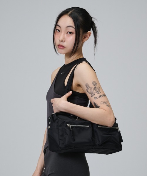 Opening Project(オープニングプロジェクト)の「Two Pocket Duffle Bag / ダブルポケット ダッフルバッグ(ショルダーバッグ・レディース・ブラック・F)」の2枚目の写真