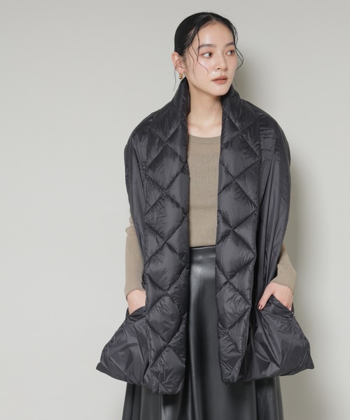 TAION（タイオン）の「TAION/リバーシブルダウンストール（ストール/ショール・レディース・オフホワイト/ブラック・FREE）」の2枚目の写真