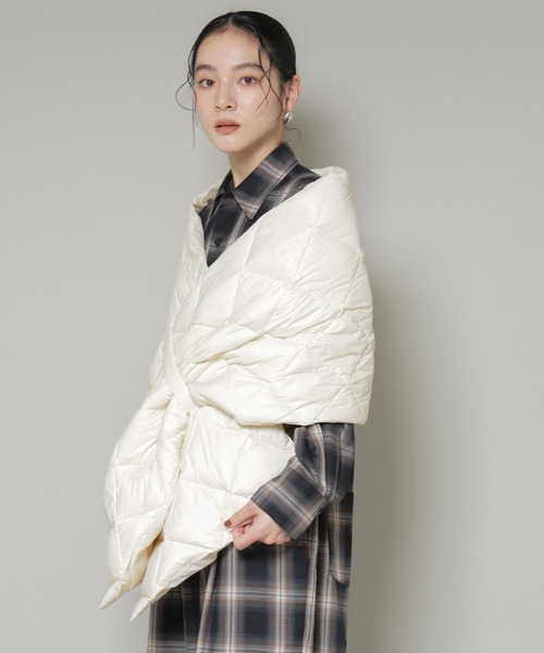 TAION（タイオン）の「TAION/リバーシブルダウンストール（ストール/ショール・レディース・オフホワイト/ブラック・FREE）」の4枚目の写真