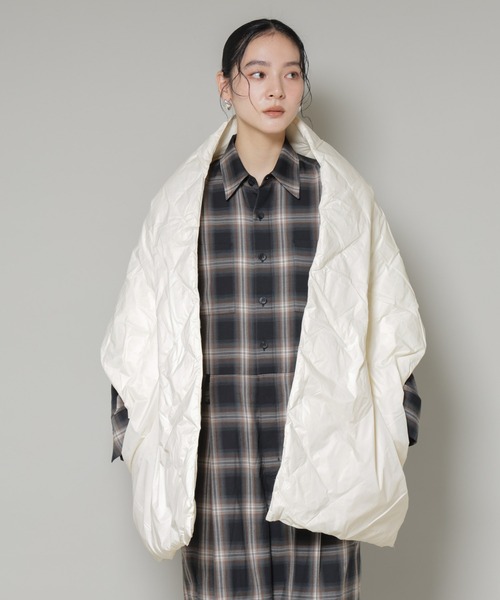 TAION（タイオン）の「TAION/リバーシブルダウンストール（ストール/ショール・レディース・オフホワイト/ブラック・FREE）」の5枚目の写真