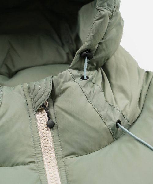 FRIZMWORKS(フリズムワークス)の「ALTAVIA DOWN PARKA _ LIGHT OLIVE(ダウンジャケット/コート・メンズ・その他・SMALL/MEDIUM/LARGE/X-LARGE)」の4枚目の写真