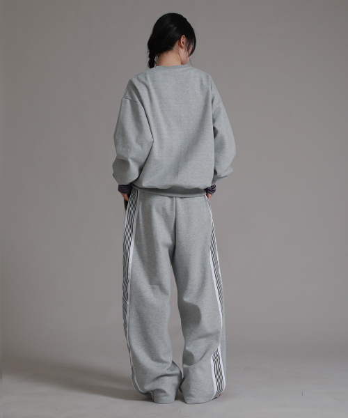 LIKE THE MOST(ライクザモースト)の「シックスライン トラック ピンタックパンツ_グレー(スウェットパンツ・レディース・グレー・SMALL/MEDIUM/X-LARGE/LARGE)」の2枚目の写真