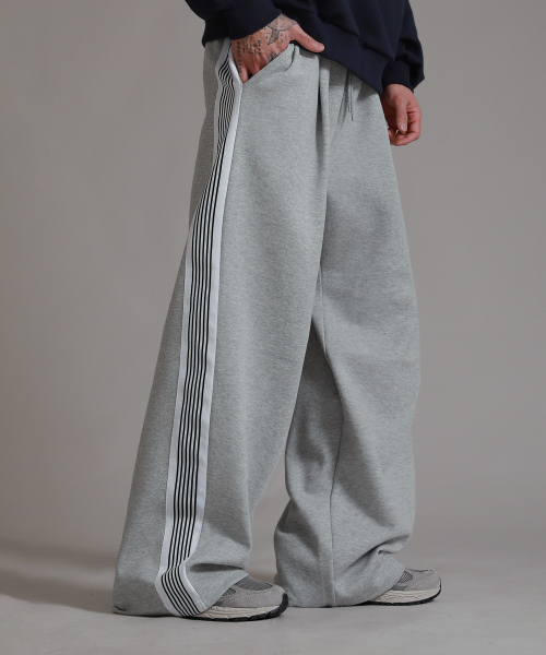 LIKE THE MOST(ライクザモースト)の「シックスライン トラック ピンタックパンツ_グレー(スウェットパンツ・レディース・グレー・SMALL/MEDIUM/X-LARGE/LARGE)」の3枚目の写真