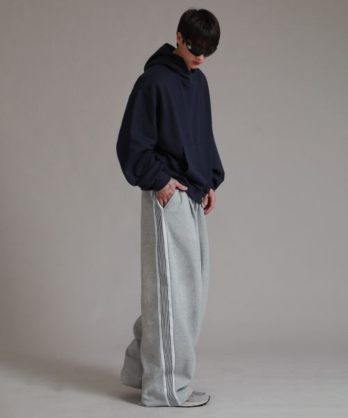 LIKE THE MOST(ライクザモースト)の「シックスライン トラック ピンタックパンツ_グレー(スウェットパンツ・レディース・グレー・SMALL/MEDIUM/X-LARGE/LARGE)」の4枚目の写真