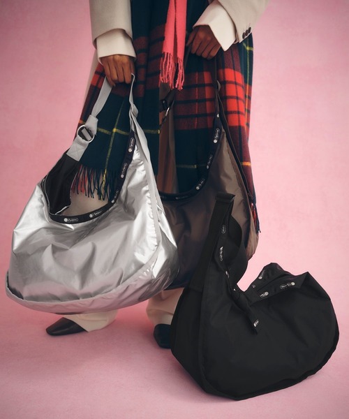 LeSportsac（レスポートサック）の「【LeSportsac for ADAM ET ROPE'】LARGE SPORTSAC LT (SHINE)（ショルダーバッグ・レディース・シルバー・FREE）」の2枚目の写真