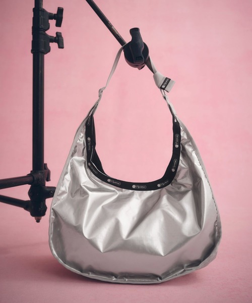 LeSportsac（レスポートサック）の「【LeSportsac for ADAM ET ROPE'】LARGE SPORTSAC LT (SHINE)（ショルダーバッグ・レディース・シルバー・FREE）」の16枚目の写真