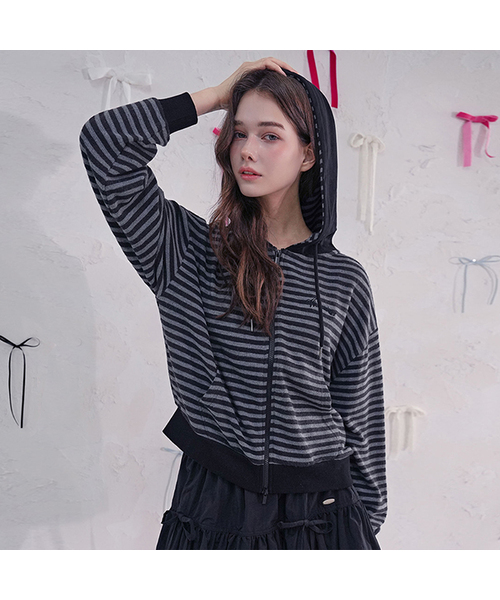 Vivacious(ビバシャス)の「Jours Stripe Hoody Zip-up_3Colors(パーカー・レディース・レッド/ブラウン/ブラック・FREE)」の2枚目の写真