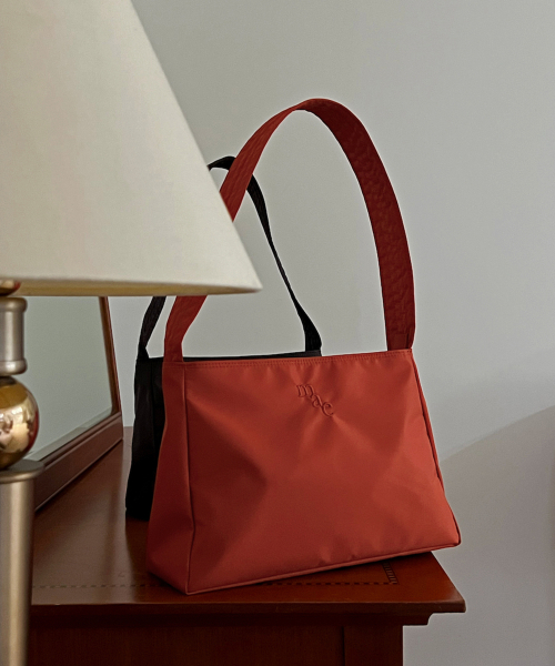 MUCU AND EBONY(ムクアンドエボニー)の「Comfy Bag _ Orange Red(ショルダーバッグ・レディース・その他・FREE)」の1枚目の写真