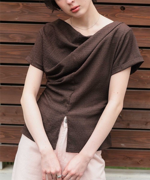 titivate(ティティベイト)の「スリットデザインドレープ半袖Tシャツ(Tシャツ/カットソー・レディース・ダークブラウン/ネイビー/オフホワイト/ライトイエロー/ブラック・S/L/M)」の4枚目の写真