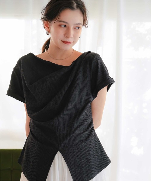 titivate(ティティベイト)の「スリットデザインドレープ半袖Tシャツ(Tシャツ/カットソー・レディース・ダークブラウン/ネイビー/オフホワイト/ライトイエロー/ブラック・S/L/M)」の3枚目の写真