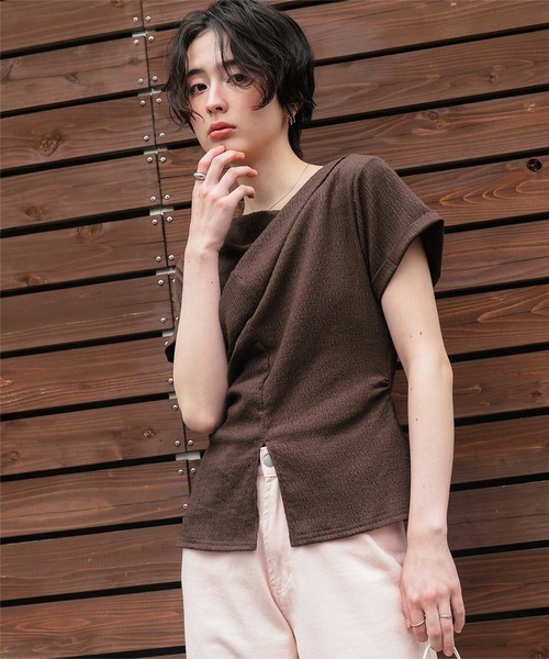 titivate(ティティベイト)の「スリットデザインドレープ半袖Tシャツ(Tシャツ/カットソー・レディース・ダークブラウン/ネイビー/オフホワイト/ライトイエロー/ブラック・S/L/M)」の10枚目の写真