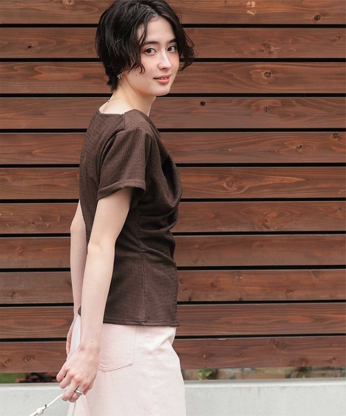 titivate(ティティベイト)の「スリットデザインドレープ半袖Tシャツ(Tシャツ/カットソー・レディース・ダークブラウン/ネイビー/オフホワイト/ライトイエロー/ブラック・S/L/M)」の12枚目の写真