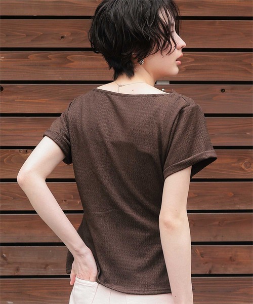titivate(ティティベイト)の「スリットデザインドレープ半袖Tシャツ(Tシャツ/カットソー・レディース・ダークブラウン/ネイビー/オフホワイト/ライトイエロー/ブラック・S/L/M)」の13枚目の写真