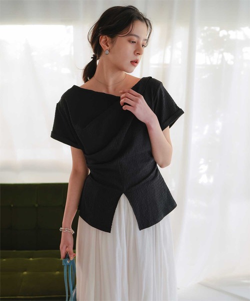 titivate(ティティベイト)の「スリットデザインドレープ半袖Tシャツ(Tシャツ/カットソー・レディース・ダークブラウン/ネイビー/オフホワイト/ライトイエロー/ブラック・S/L/M)」の9枚目の写真