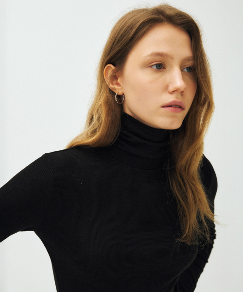 MAIS(マイス)の「ESSENTIAL RIBBED WOOL TURTLENECK / BLACK(Tシャツ/カットソー・レディース・ブラック・FREE)」の1枚目の写真