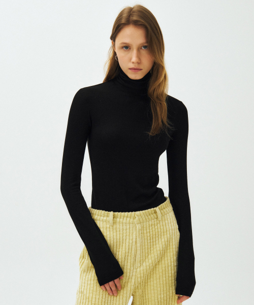 MAIS(マイス)の「ESSENTIAL RIBBED WOOL TURTLENECK / BLACK(Tシャツ/カットソー・レディース・ブラック・FREE)」の2枚目の写真