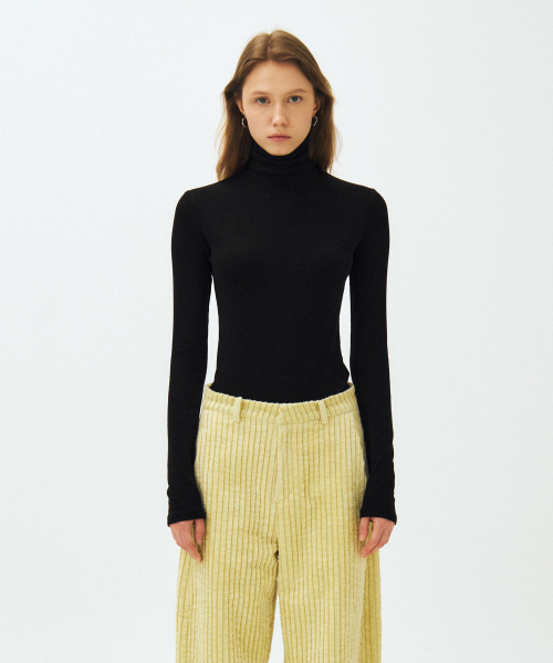 MAIS(マイス)の「ESSENTIAL RIBBED WOOL TURTLENECK / BLACK(Tシャツ/カットソー・レディース・ブラック・FREE)」の3枚目の写真