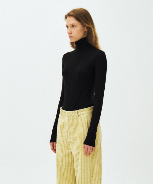 MAIS(マイス)の「ESSENTIAL RIBBED WOOL TURTLENECK / BLACK(Tシャツ/カットソー・レディース・ブラック・FREE)」の4枚目の写真