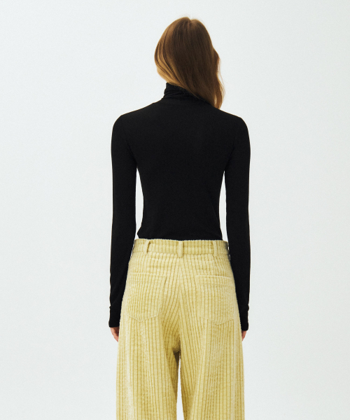 MAIS(マイス)の「ESSENTIAL RIBBED WOOL TURTLENECK / BLACK(Tシャツ/カットソー・レディース・ブラック・FREE)」の5枚目の写真