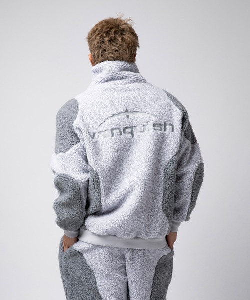 VANQUISH（ヴァンキッシュ）の「VANQUISH / ヴァンキッシュ Sans Serif ロゴ ジップアップ ボアスウェットジャケット（ブルゾン・メンズ・グレー/ブラウン・M/L）」の3枚目の写真