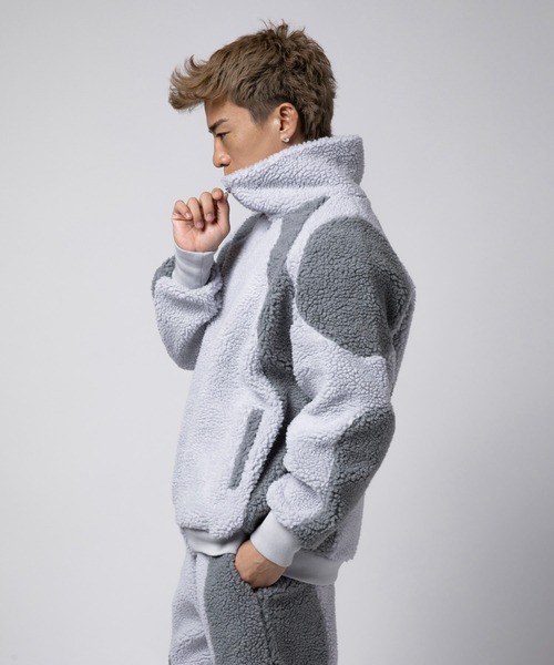 VANQUISH（ヴァンキッシュ）の「VANQUISH / ヴァンキッシュ Sans Serif ロゴ ジップアップ ボアスウェットジャケット（ブルゾン・メンズ・グレー/ブラウン・M/L）」の4枚目の写真