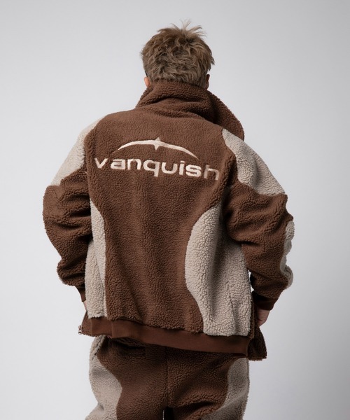 VANQUISH（ヴァンキッシュ）の「VANQUISH / ヴァンキッシュ Sans Serif ロゴ ジップアップ ボアスウェットジャケット（ブルゾン・メンズ・グレー/ブラウン・M/L）」の9枚目の写真