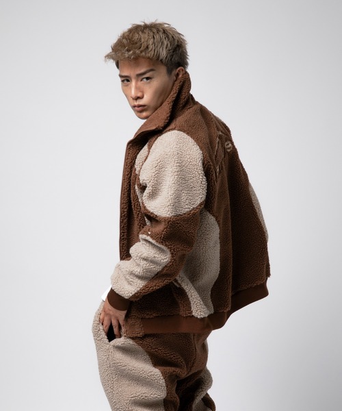 VANQUISH（ヴァンキッシュ）の「VANQUISH / ヴァンキッシュ Sans Serif ロゴ ジップアップ ボアスウェットジャケット（ブルゾン・メンズ・グレー/ブラウン・M/L）」の10枚目の写真