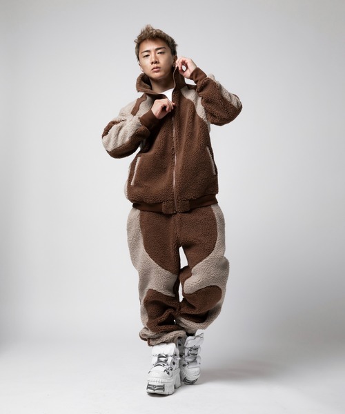 VANQUISH（ヴァンキッシュ）の「VANQUISH / ヴァンキッシュ Sans Serif ロゴ ジップアップ ボアスウェットジャケット（ブルゾン・メンズ・グレー/ブラウン・M/L）」の14枚目の写真