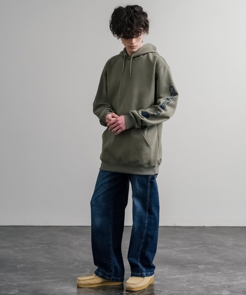Carhartt(カーハート)の「Carhartt カーハート Midweight Logo Sleeve Graphic Sweatshirt/ロゴスリーブミッドウエイトプルオーバーパーカー(パーカー・メンズ・オリーブ/ヘザーグレー/ブラック/ワインレッド/オフホワイト/キャメル/チャコール/ネイビー・XL/L/M/S)」の13枚目の写真