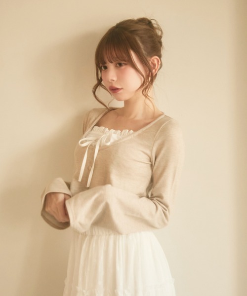 TITTY&CO.(ティティーアンドコー)の「フロントフリルレイヤード風トップス(カーディガン/ボレロ・レディース・ピンク/ベージュ/グレー・FREE)」の3枚目の写真