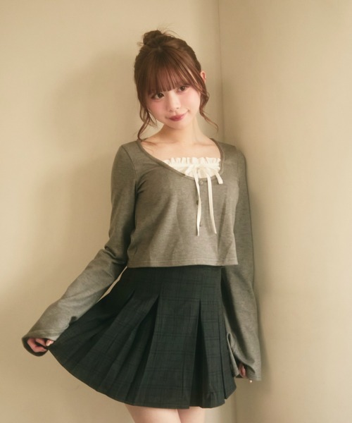 TITTY&CO.(ティティーアンドコー)の「フロントフリルレイヤード風トップス(カーディガン/ボレロ・レディース・ピンク/ベージュ/グレー・FREE)」の2枚目の写真