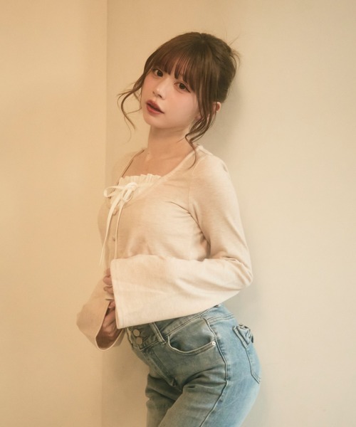 TITTY&CO.(ティティーアンドコー)の「フロントフリルレイヤード風トップス(カーディガン/ボレロ・レディース・ピンク/ベージュ/グレー・FREE)」の5枚目の写真