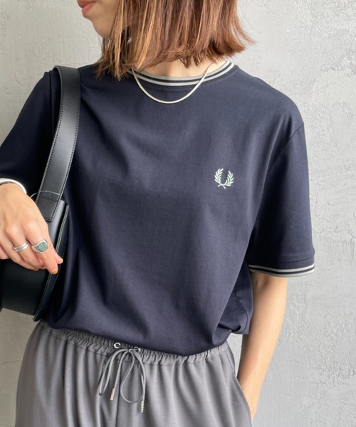 FRED PERRY（フレッドペリー）の「[FRED PERRY/フレッドペリー] ツインティップライン ワンポイントロゴ刺繍Tシャツ M1588V（Tシャツ/カットソー・レディース・ダークグリーン/モスグリーン/キナリ/キャメル/ワイン/サックスブルー/ダークグレー/ブラック系/ネイビー系/ホワイト/ネイビー/ブラック・L/M/S/XS/XL）」の10枚目の写真