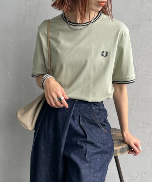 FRED PERRY（フレッドペリー）の「[FRED PERRY/フレッドペリー] ツインティップライン ワンポイントロゴ刺繍Tシャツ M1588V（Tシャツ/カットソー・レディース・ダークグリーン/モスグリーン/キナリ/キャメル/ワイン/サックスブルー/ダークグレー/ブラック系/ネイビー系/ホワイト/ネイビー/ブラック・L/M/S/XS/XL）」の7枚目の写真